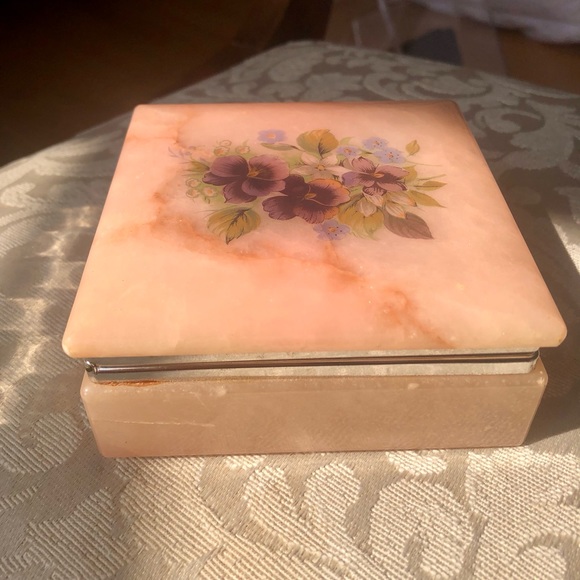 Alabaster Jewelry Box. Genuine Alabaster Stone. Vintage. Made in Italy. - Picture 9 of 13